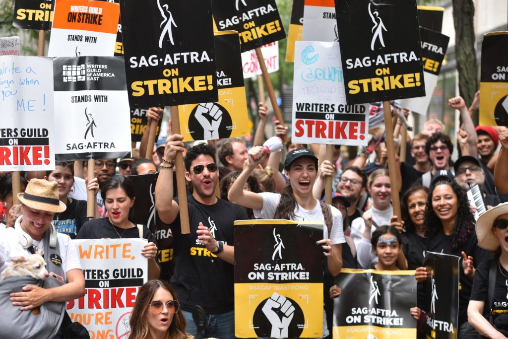 Les grèves pourraient coûter à Warner Bros. 10 fois plus que ce que les demandes de la WGA auraient coûté