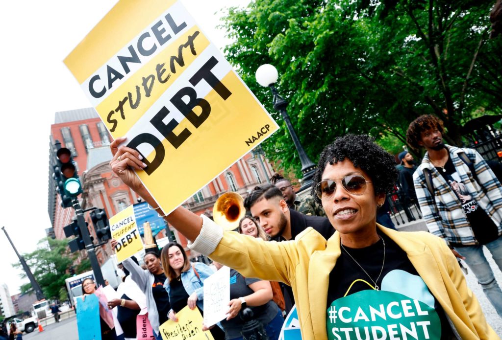 Les démocrates disent à Biden de « tenir sa promesse » d’alléger la dette étudiante de 20 000 $