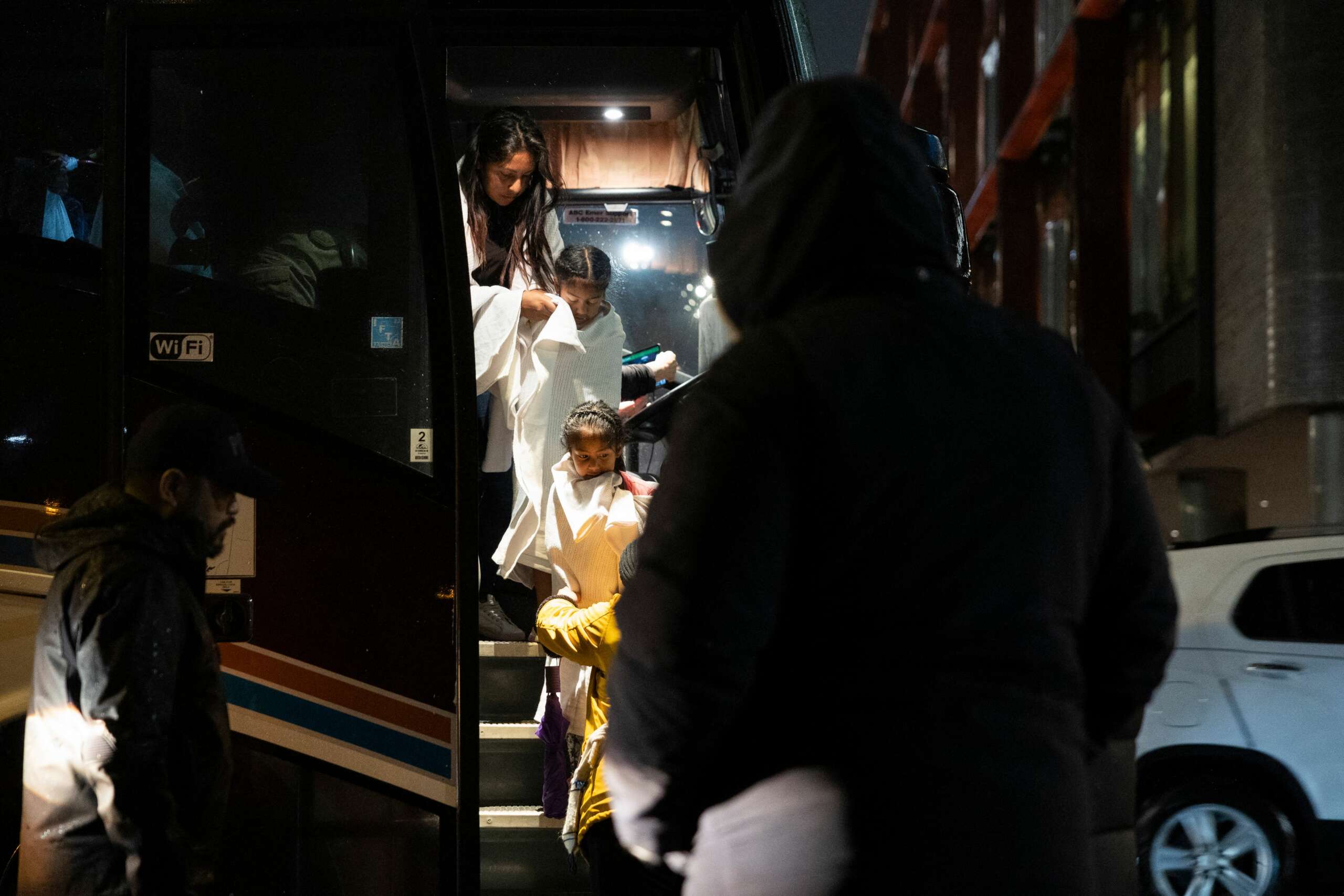 Un enfant de 3 ans décède en route vers Chicago dans le cadre du programme de transport en bus anti-migrants d'Abbott Un enfant de 3 ans décède en route vers Chicago dans le cadre du programme de transport en bus anti-migrants d'Abbott