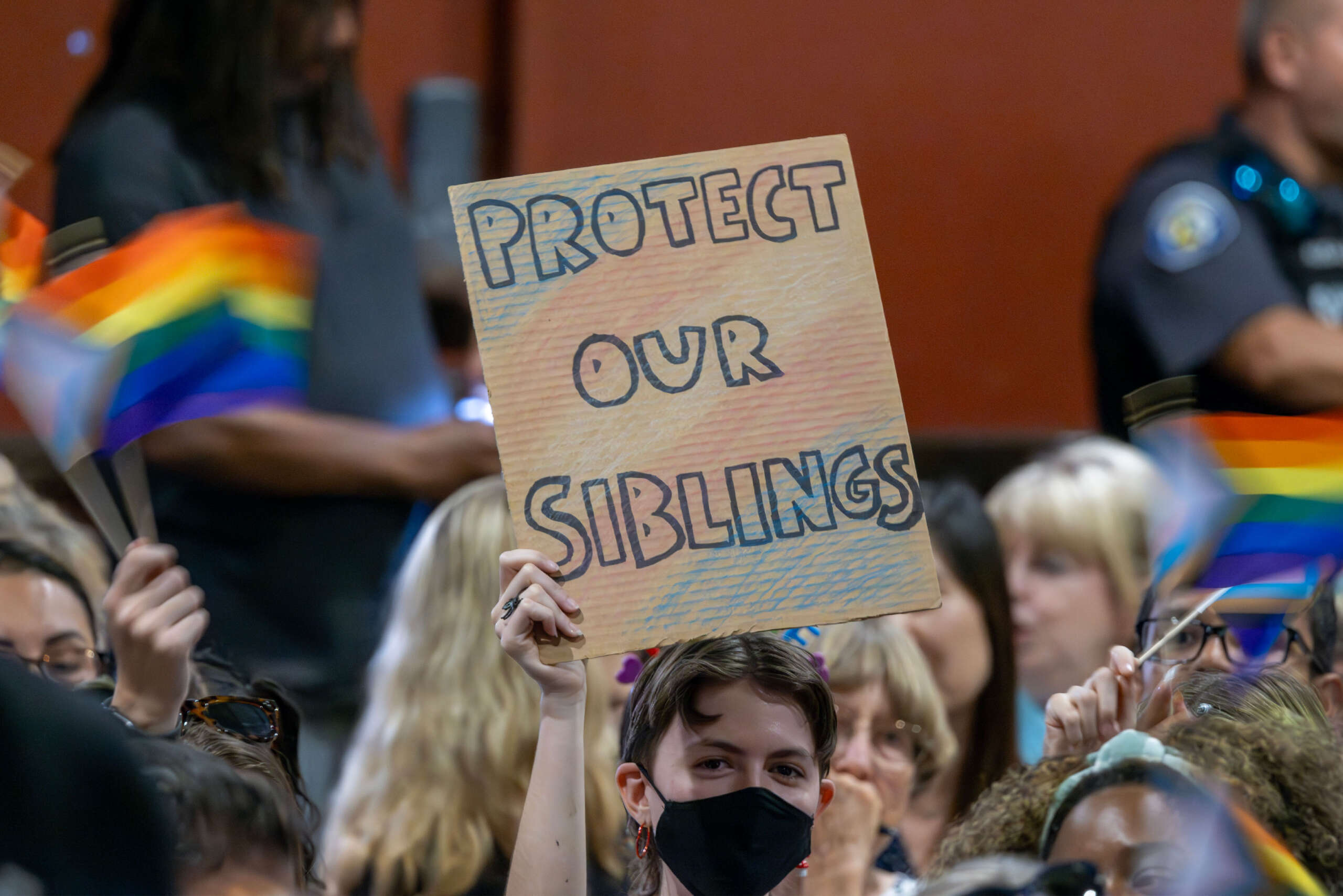 Le procureur général de Californie poursuit le district scolaire pour ses politiques anti-trans