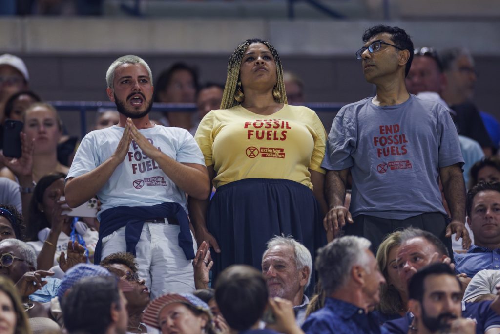 Un manifestant contre la crise climatique à l’US Open collé les pieds au sol, retardant le match de tennis