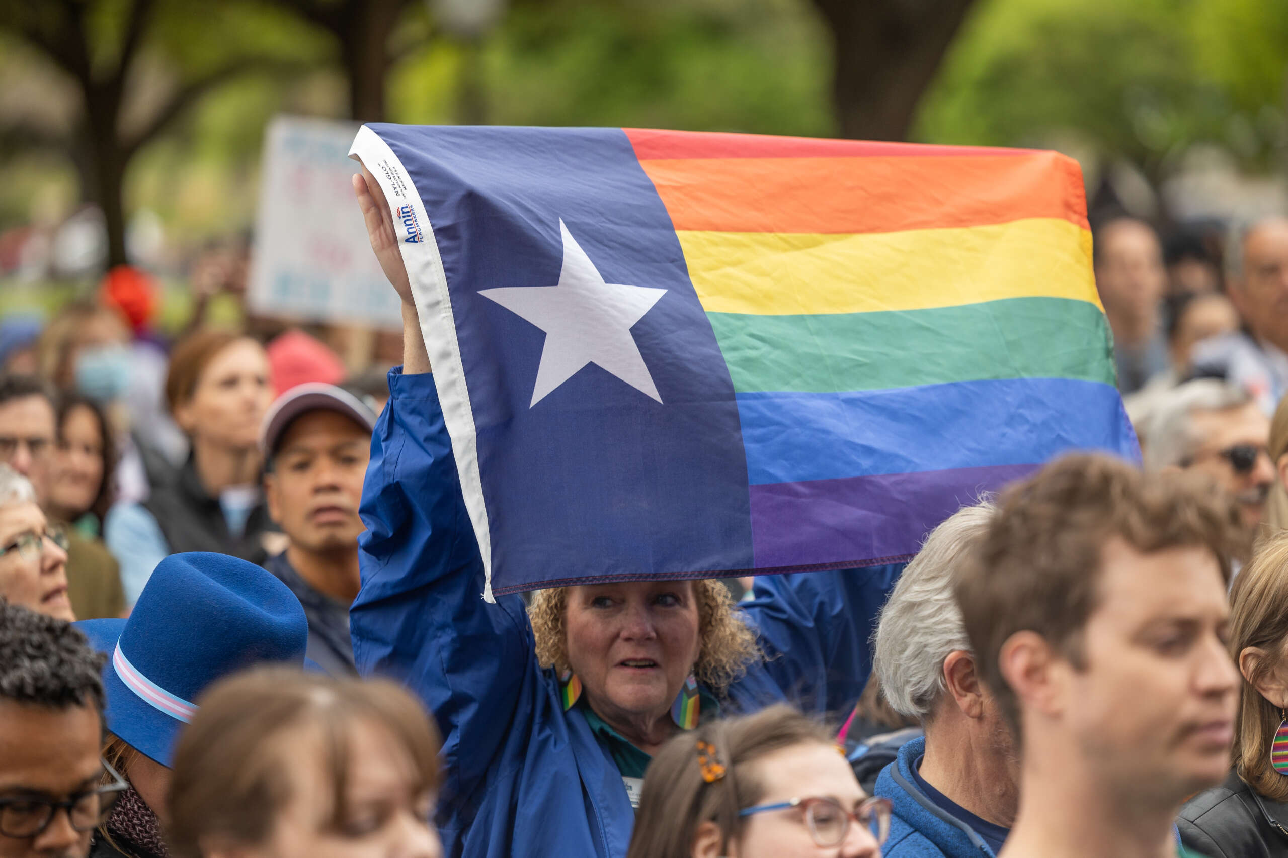 Au Texas, l'interdiction des soins d'affirmation de genre pour les jeunes entrera en vigueur au milieu d'une bataille juridique