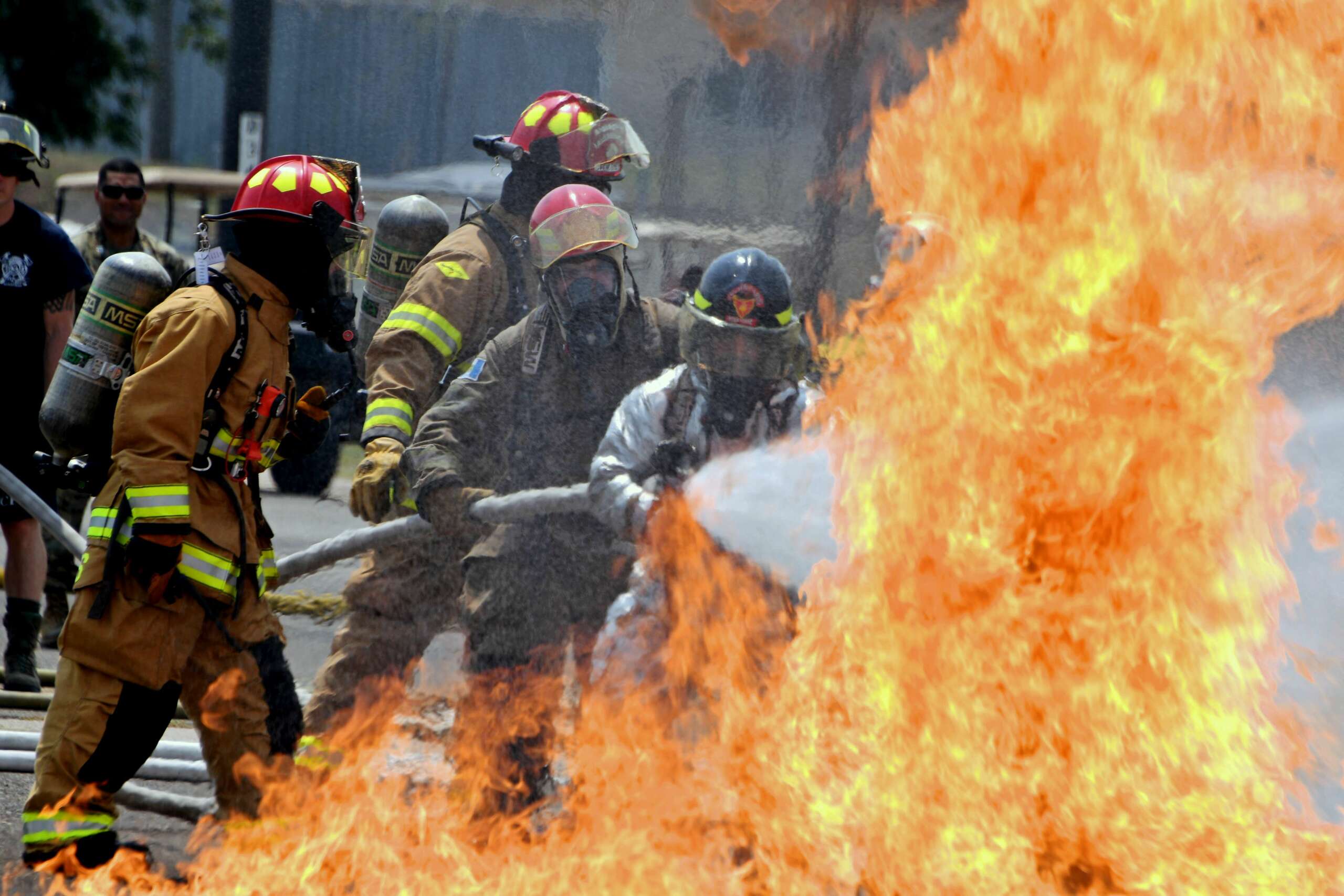 Les inquiétudes concernant le cancer incitent à augmenter les analyses de sang chez les pompiers militaires pour détecter les PFAS