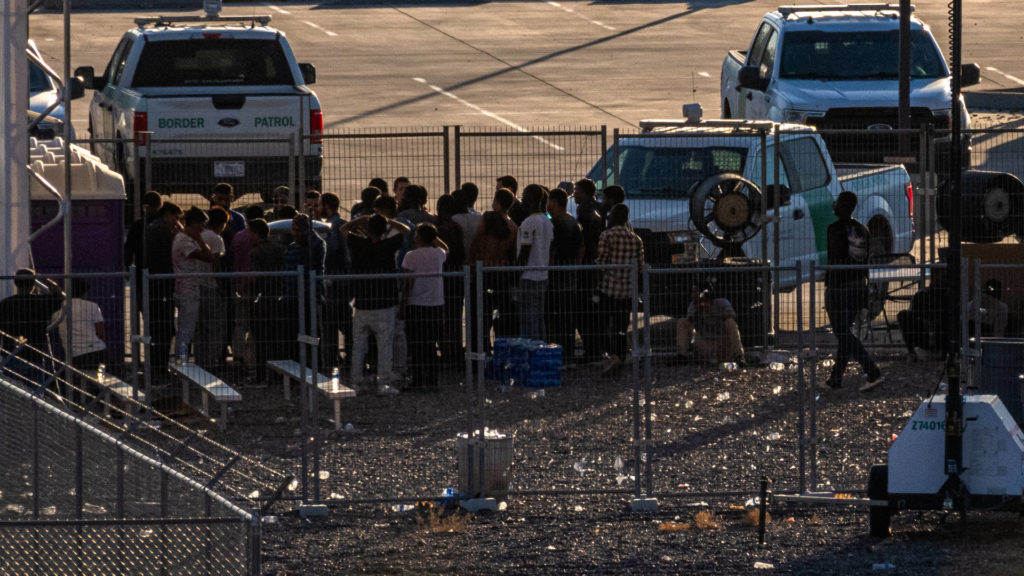 Les douanes et la protection des frontières mettent les migrants en cage à l’extérieur au milieu d’une vague de chaleur