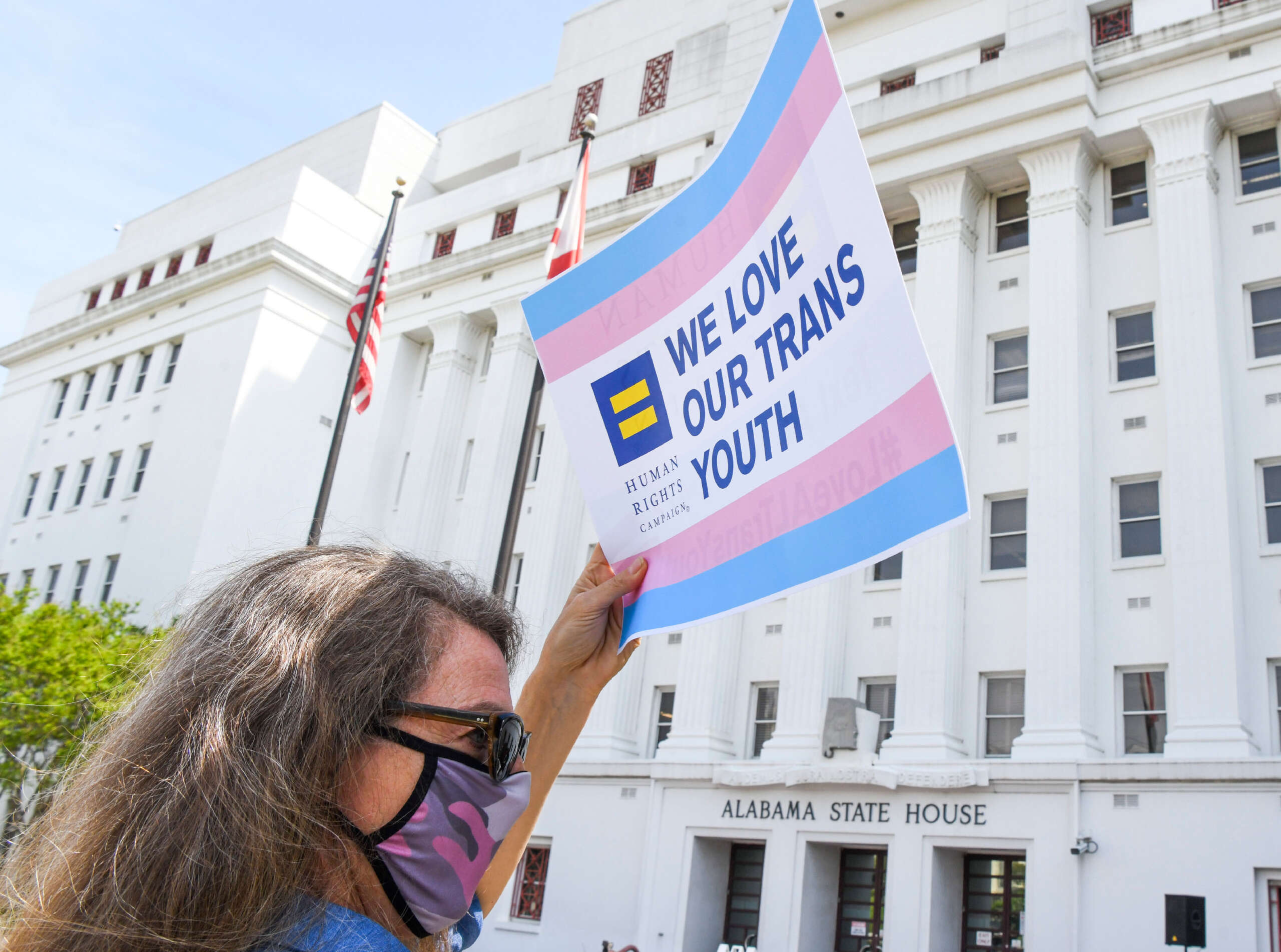 Des juges de droite autorisent l’entrée en vigueur de l’interdiction des soins de santé trans en Alabama