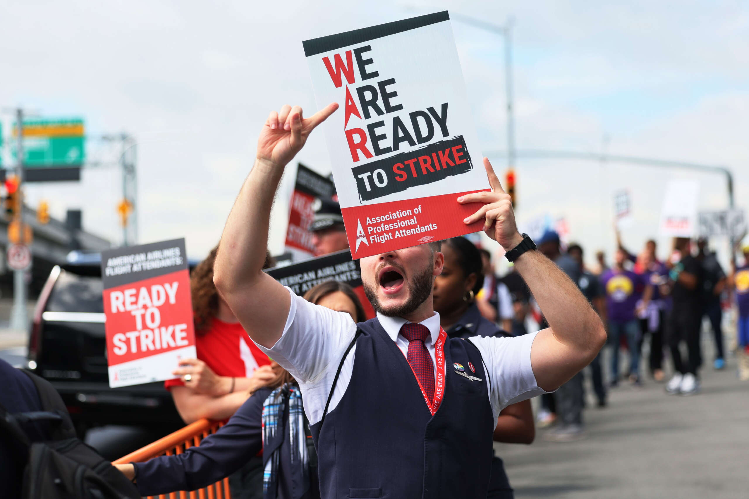 Les agents de bord d'American Airlines autorisent la grève avec un soutien de 99,5 pour cent