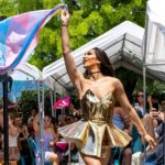 Un restaurant de Floride poursuit DeSantis, alléguant que l'interdiction des dragues viole le droit à la liberté d'expression