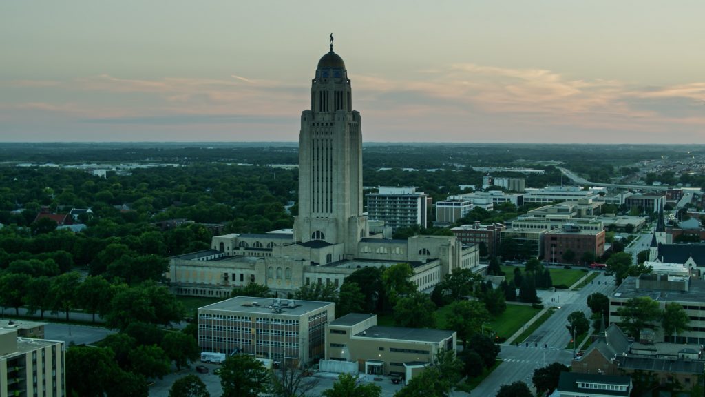 Le Parti républicain du Nebraska adopte une interdiction combinée sur les soins d'affirmation de genre et l'avortement chez les jeunes