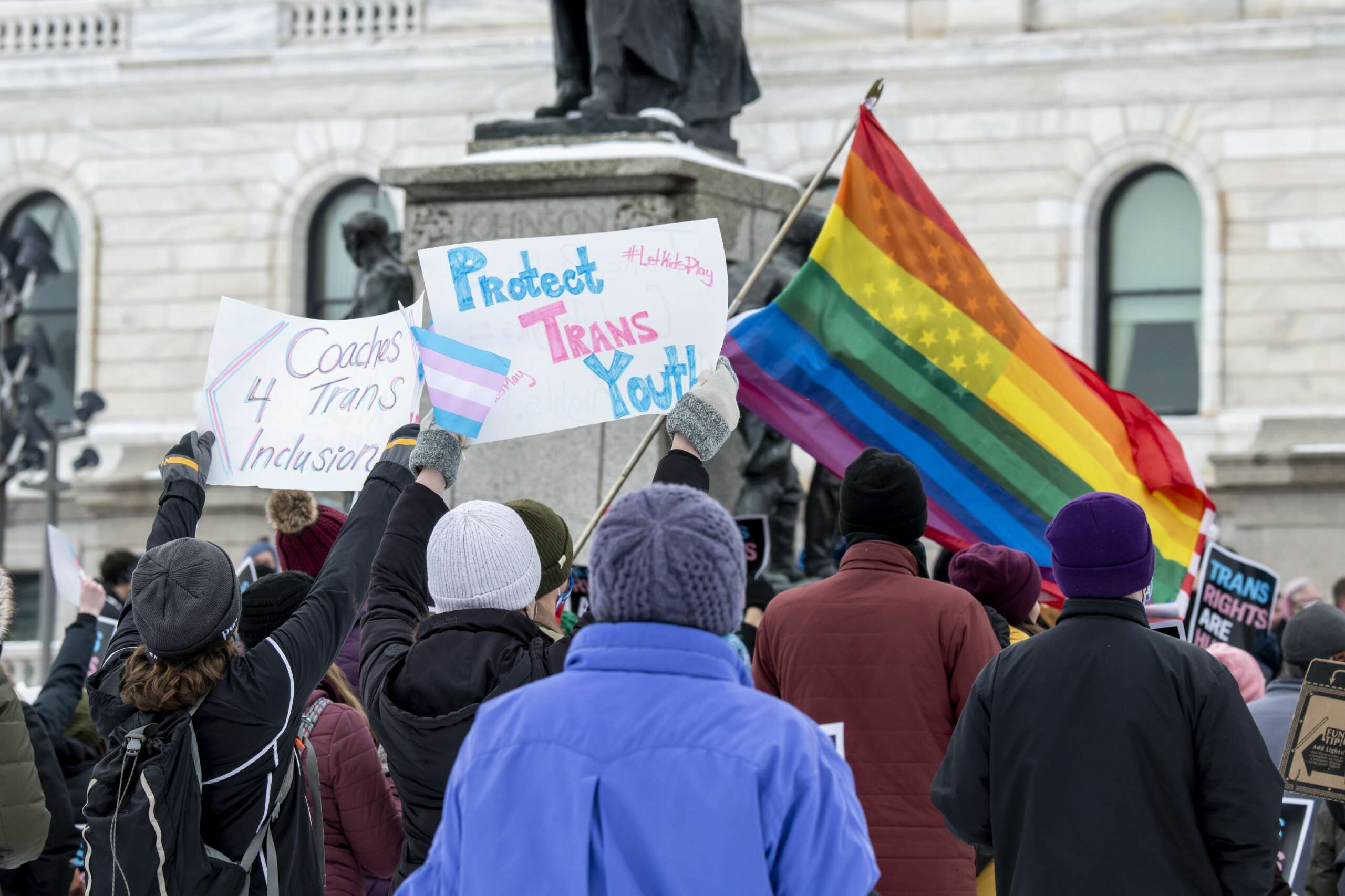 Les attaques législatives contre les spectacles de drag conduisent à l'annulation des événements de la fierté