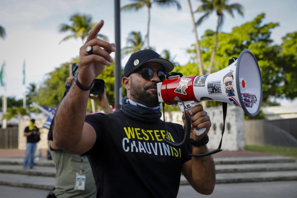 Tarrio, ancien leader des Proud Boys, condamné à 22 ans de prison pour l'attaque du Capitole