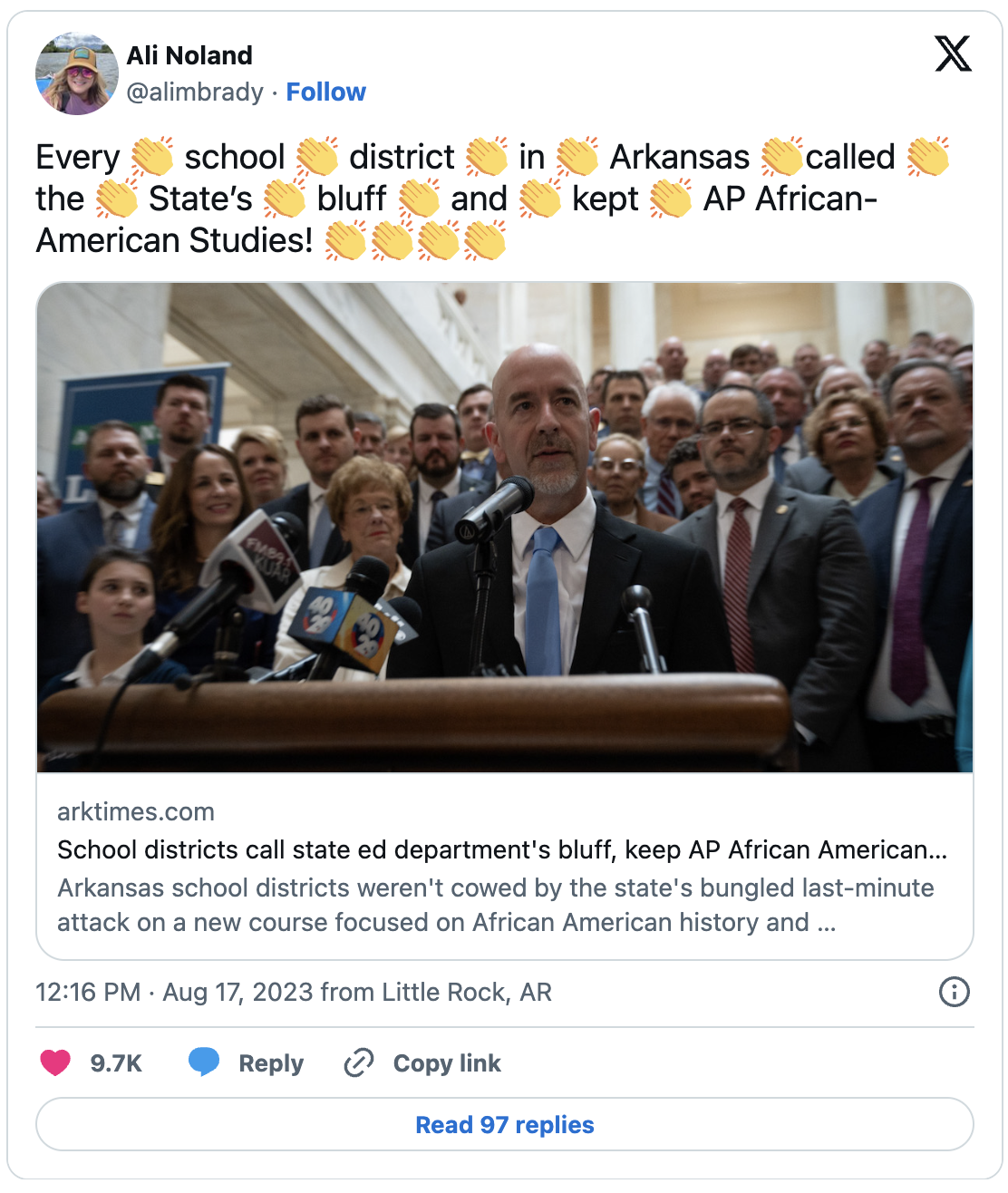 Tweet d'Ali Noland avec un lien vers l'article notant que chaque district scolaire de l'Arkansas a bluffé l'État et a conservé AP African-American Studies