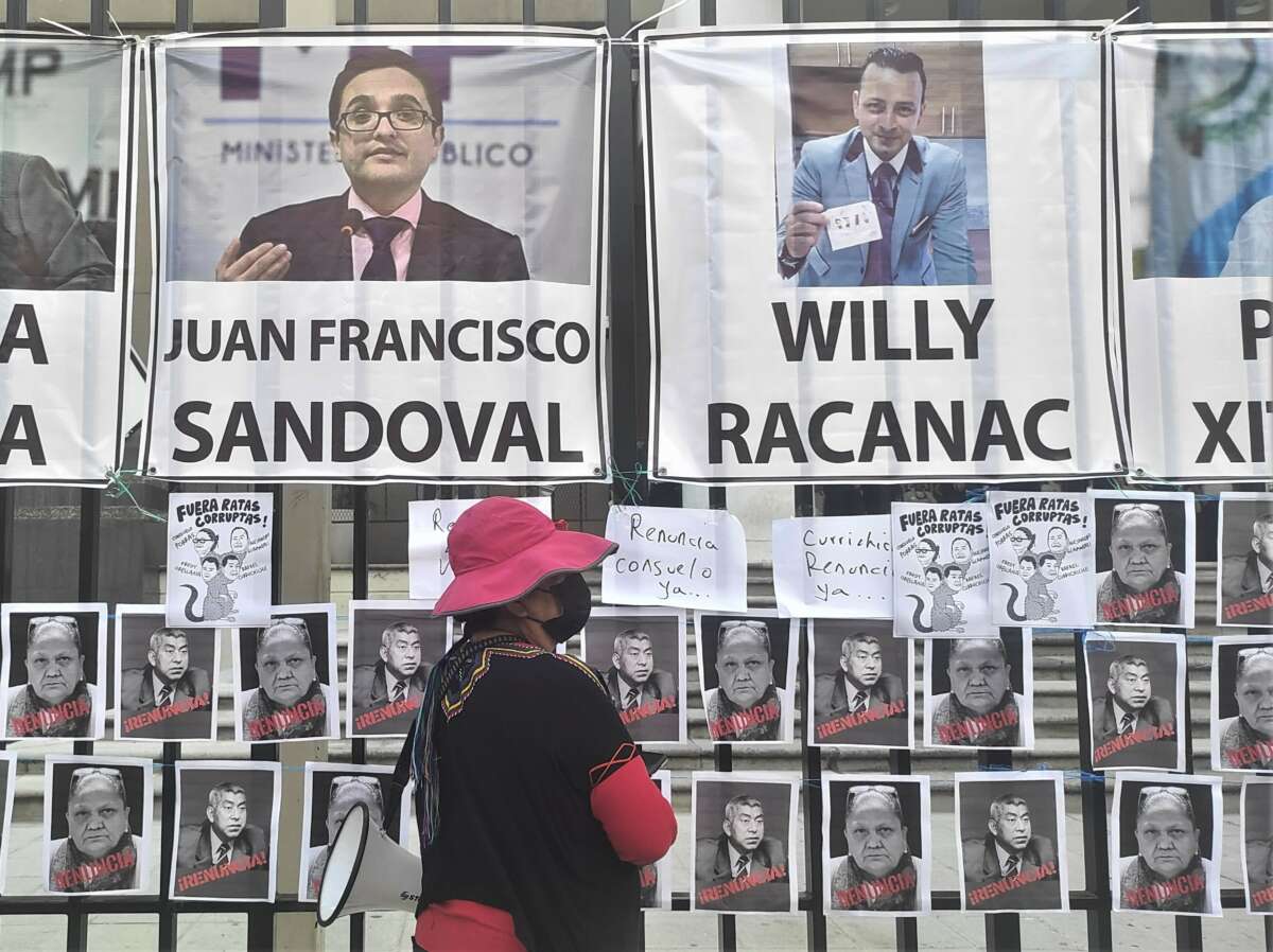 Des banderoles représentant d'anciens procureurs anti-impunité et d'autres personnes persécutées pour leurs efforts anti-corruption sont accrochées devant le bureau du procureur lors d'une manifestation le 25 août à Guatemala.