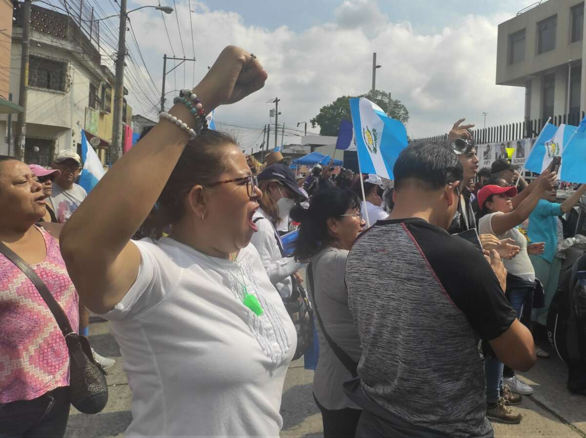 Les Guatémaltèques participent à une manifestation le 25 août à Guatemala City pour demander la démission du procureur général en raison d'ingérence électorale.