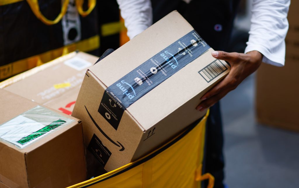 Amazon a porté atteinte aux droits des travailleurs en forçant ses employés à signer des NDA, selon une plainte