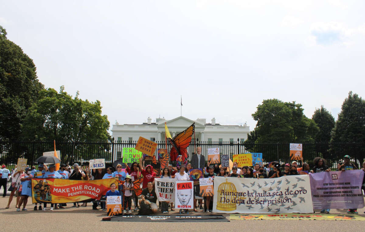 Des manifestants manifestent devant la Maison Blanche pour demander à Biden de mettre fin au contrat ICE avec le comté de Berks.