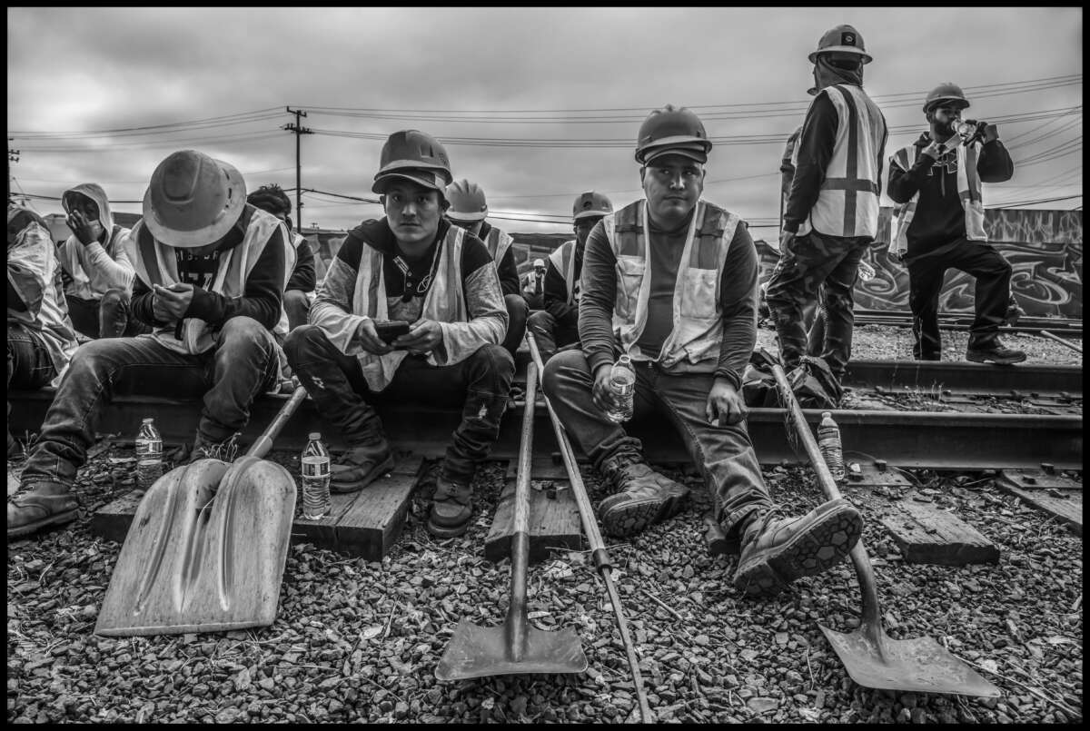 Les journaliers amenés à dégager le campement sont des travailleurs mexicains et centraméricains, qui trouvent des emplois temporaires en attendant d'être embauchés sur les trottoirs d'Oakland.