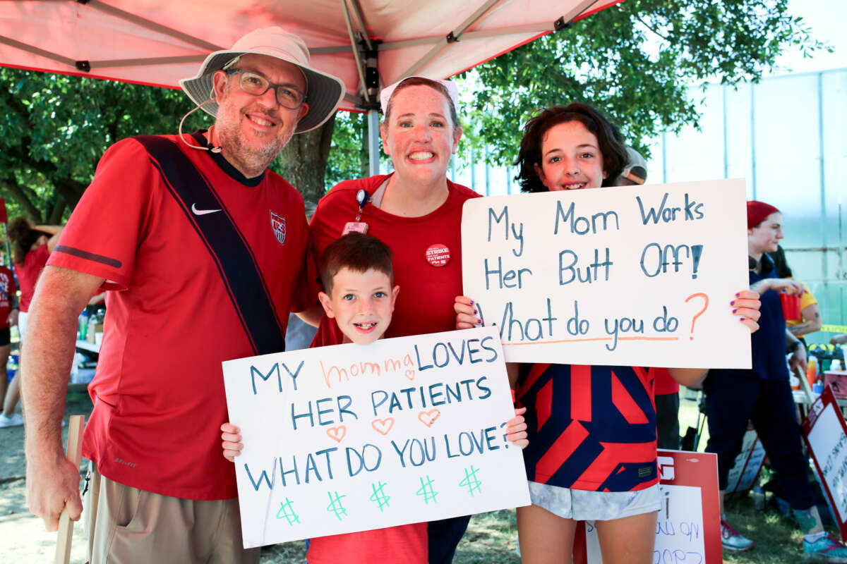 Une infirmière et sa famille, tous vêtus de rouge, posent pour une photo tout en tenant des pancartes indiquant "Ma mère travaille d