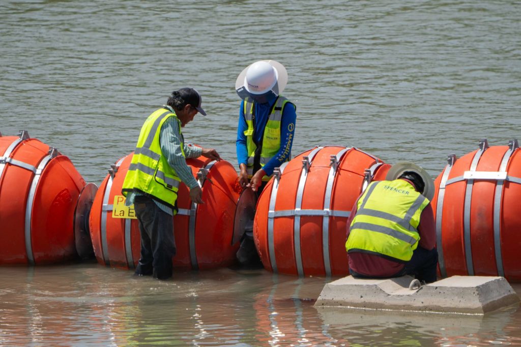 Un juge fédéral ordonne au Texas de retirer les bouées mortelles du Rio Grande