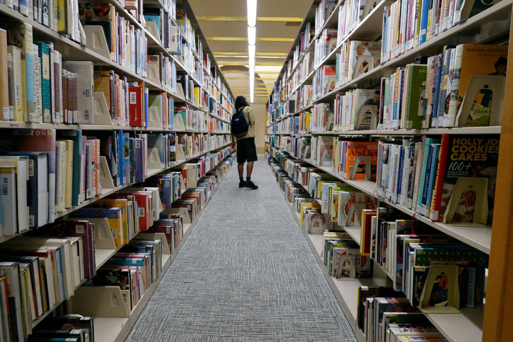 Le surintendant de Floride ordonne aux bibliothécaires de supprimer les livres LGBTQ du district scolaire