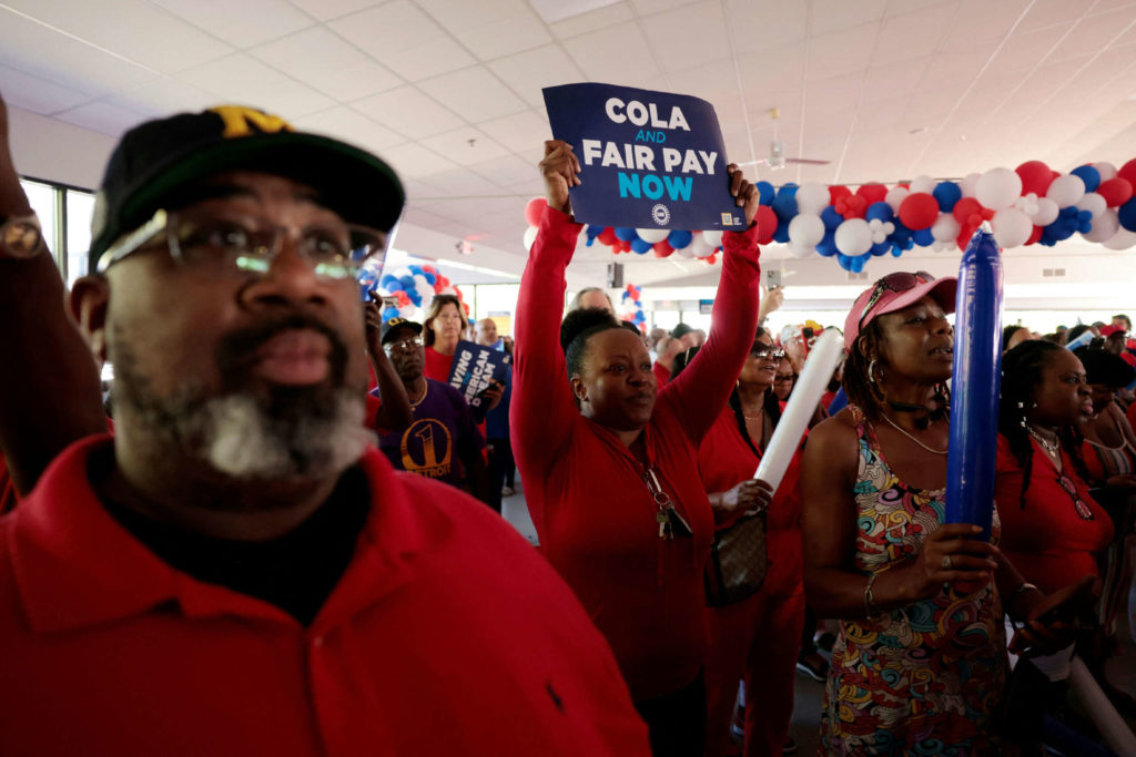 97 pour cent des travailleurs de l'UAW chez les trois grands constructeurs automobiles votent pour autoriser une grève