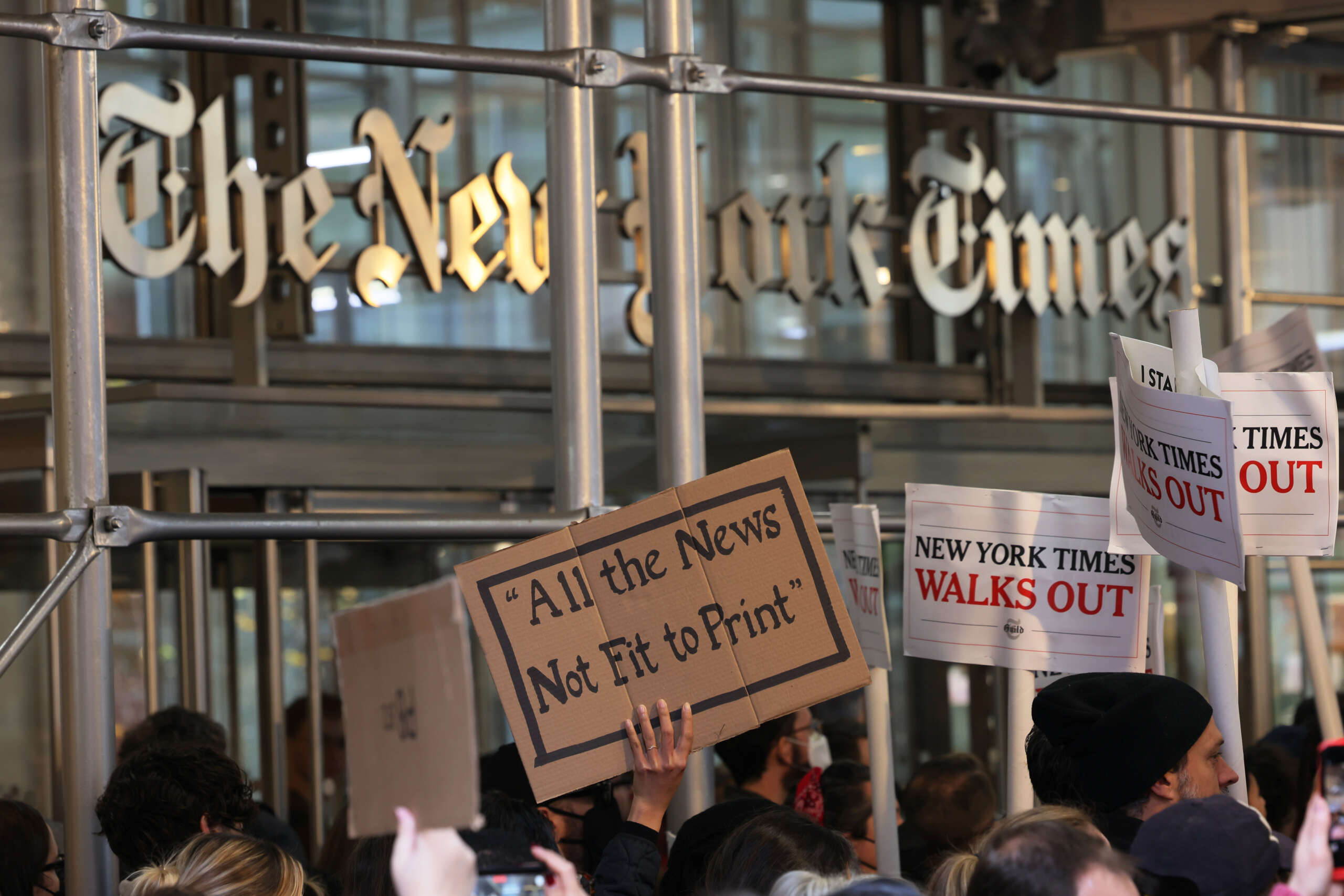 Alors que le personnel du New York Times fait grève, Sanders appelle à responsabiliser les travailleurs qui luttent contre les géants des médias