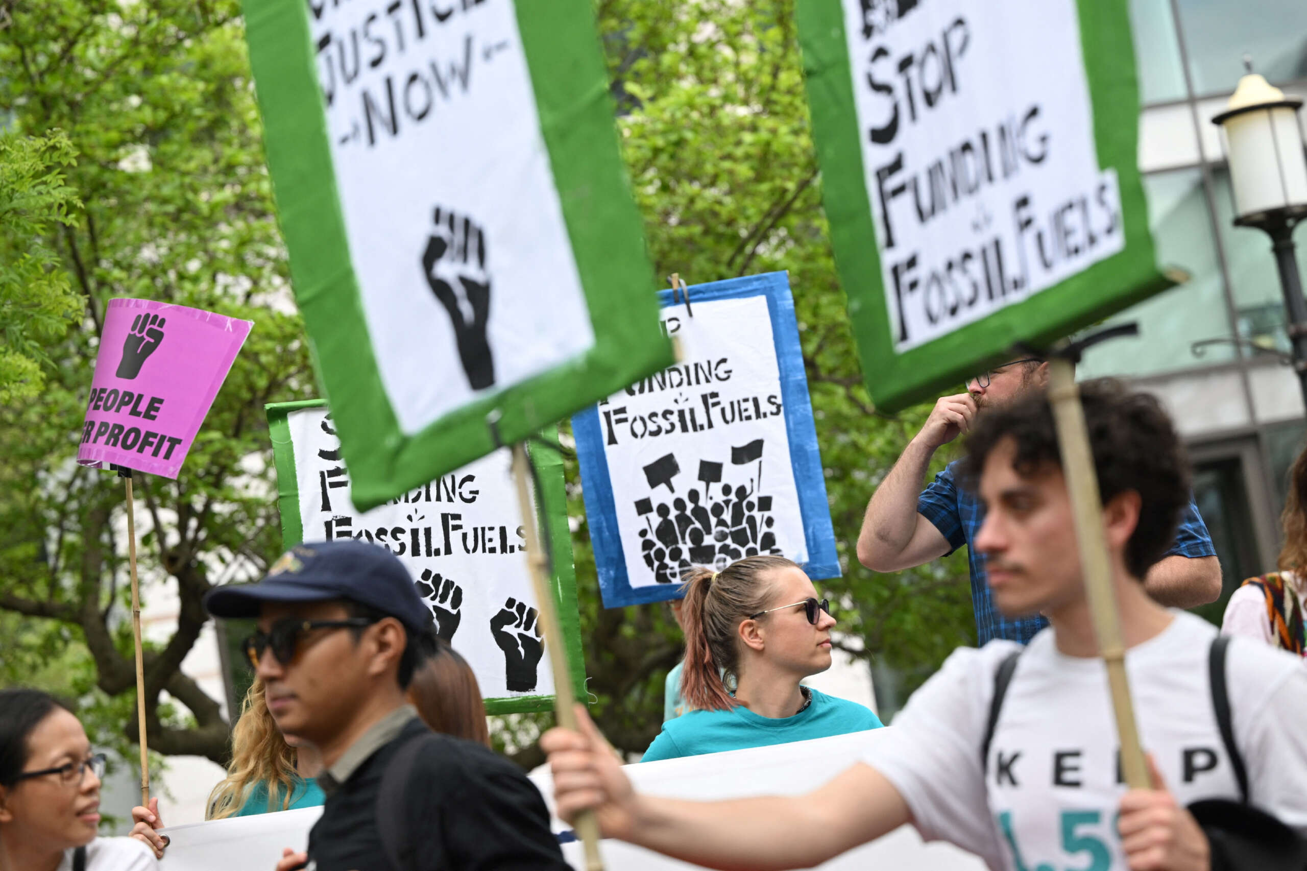 Des groupes appellent au licenciement des lobbyistes « jouant les deux côtés de la crise climatique »