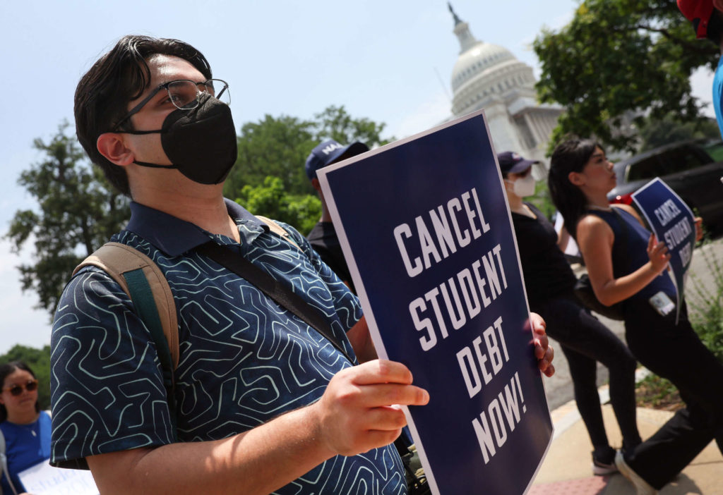 Des groupes conservateurs intentent une action en justice pour bloquer le pardon de 800 000 emprunteurs étudiants