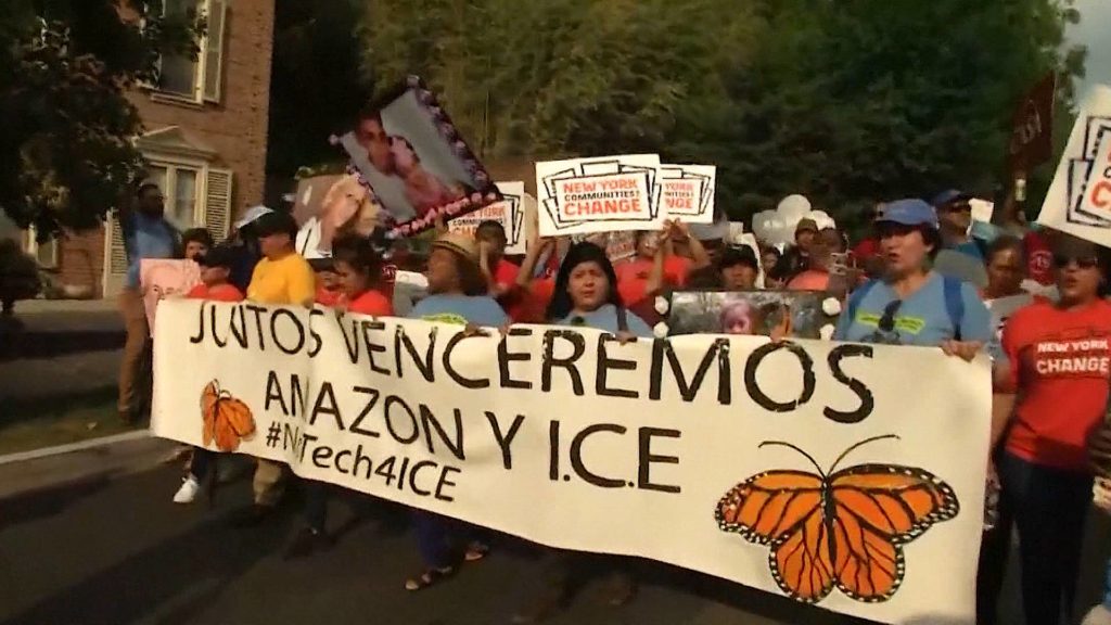 Des groupes de défense des droits des immigrants poursuivent LexisNexis pour avoir aidé les communautés cibles de l'ICE