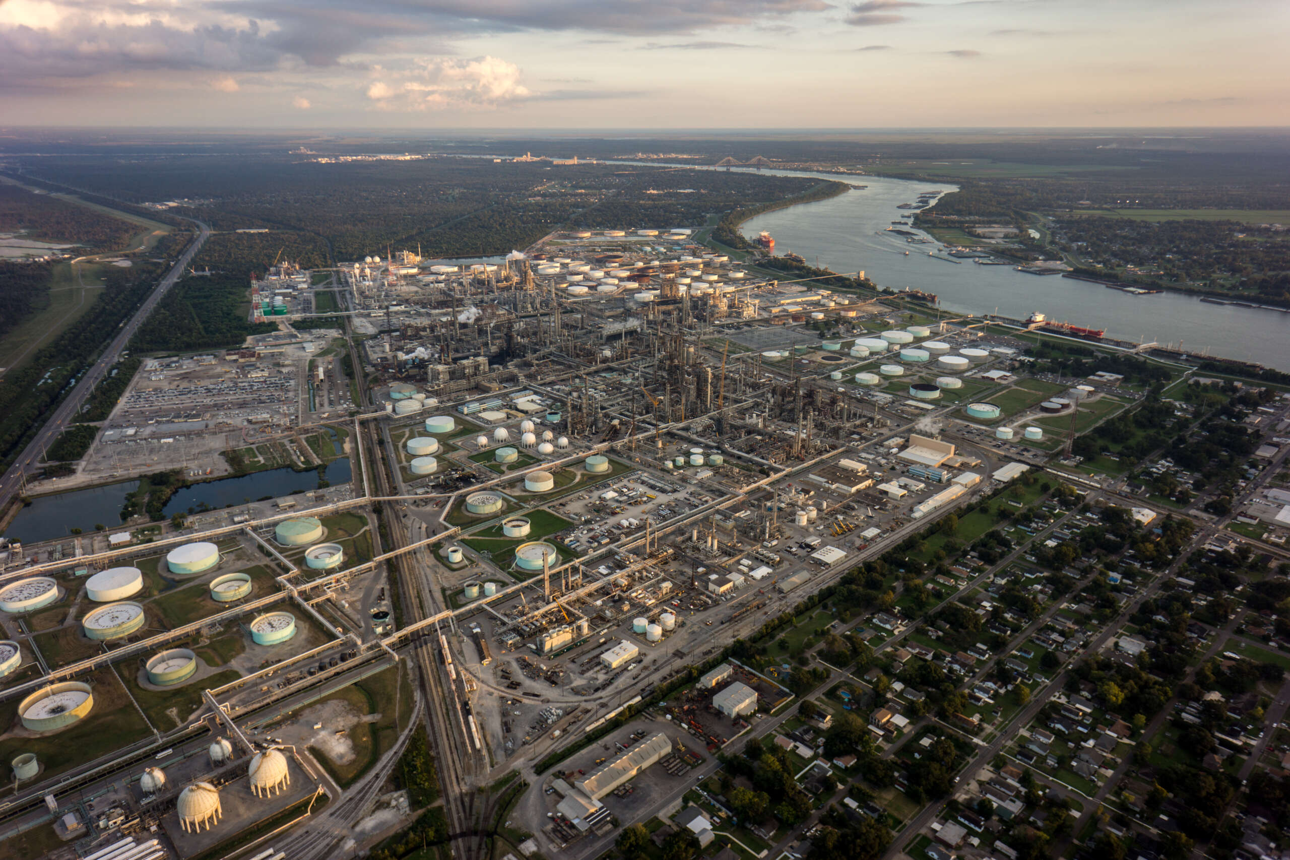 Des milliers de personnes évacuées après une fuite toxique et un incendie massif dans une raffinerie de pétrole de Louisiane