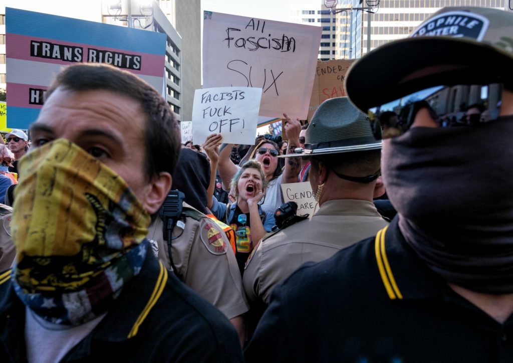 Des nazis brandissant une banderole sur laquelle est écrit « Il y aura du sang » protestent contre le Drag Brunch de l’Ohio