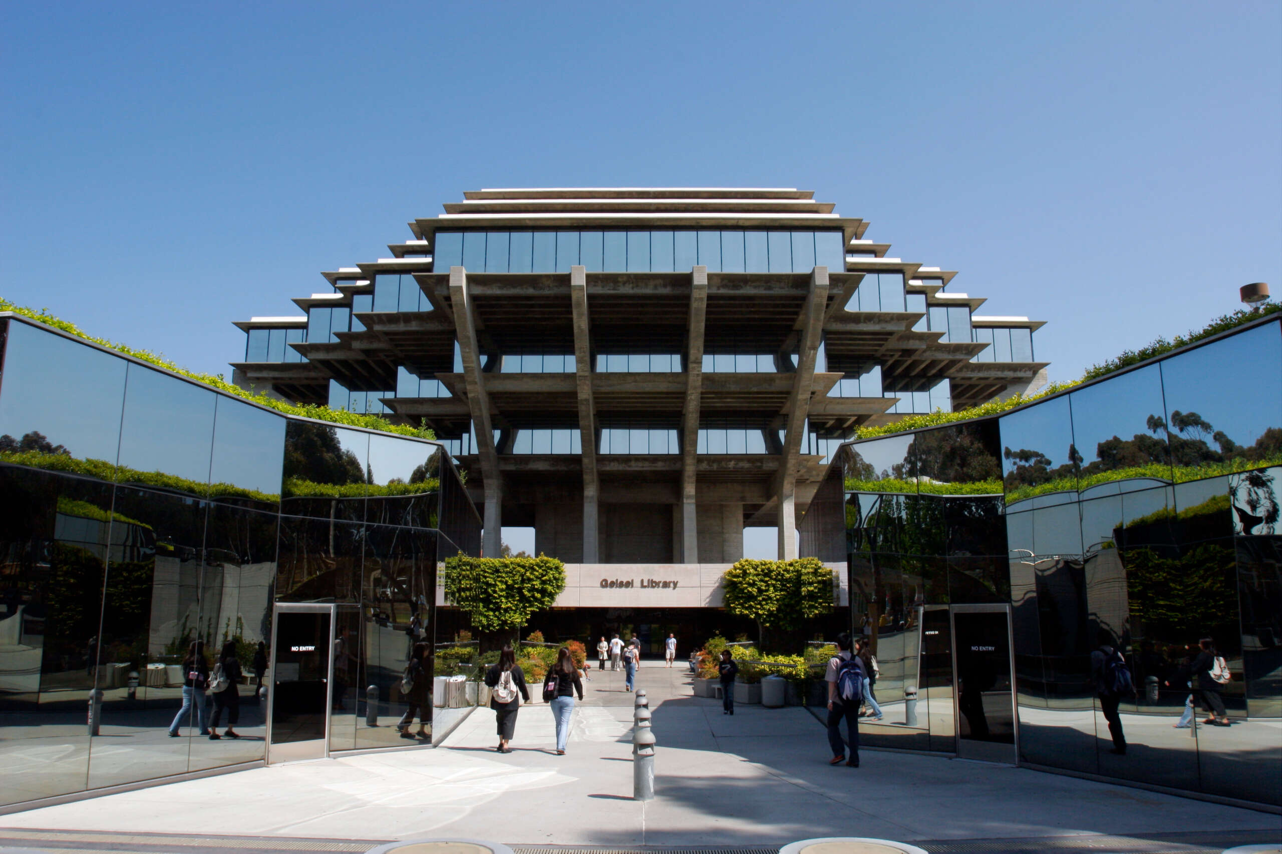 Des travailleurs de l’Université de Californie arrêtés pour avoir écrit « Un salaire vital maintenant » à la craie