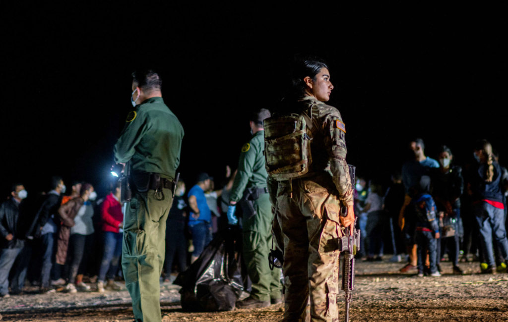 Greg Abbott poursuit toujours les migrants en vertu d'une fausse déclaration de catastrophe