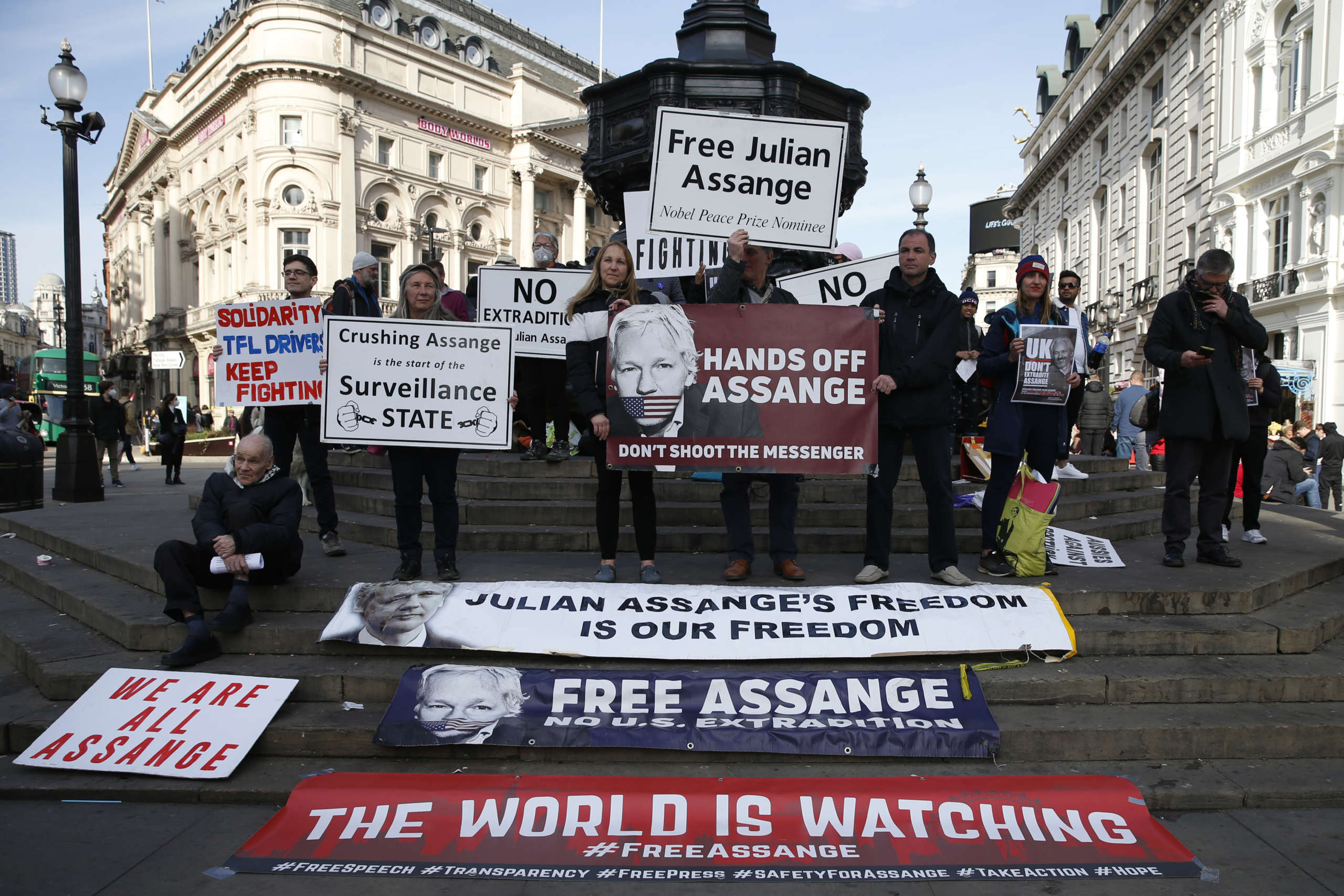 « Jour sombre pour la liberté de la presse » : Chomsky, Ellsberg et d’autres dénoncent l’extradition d’Assange