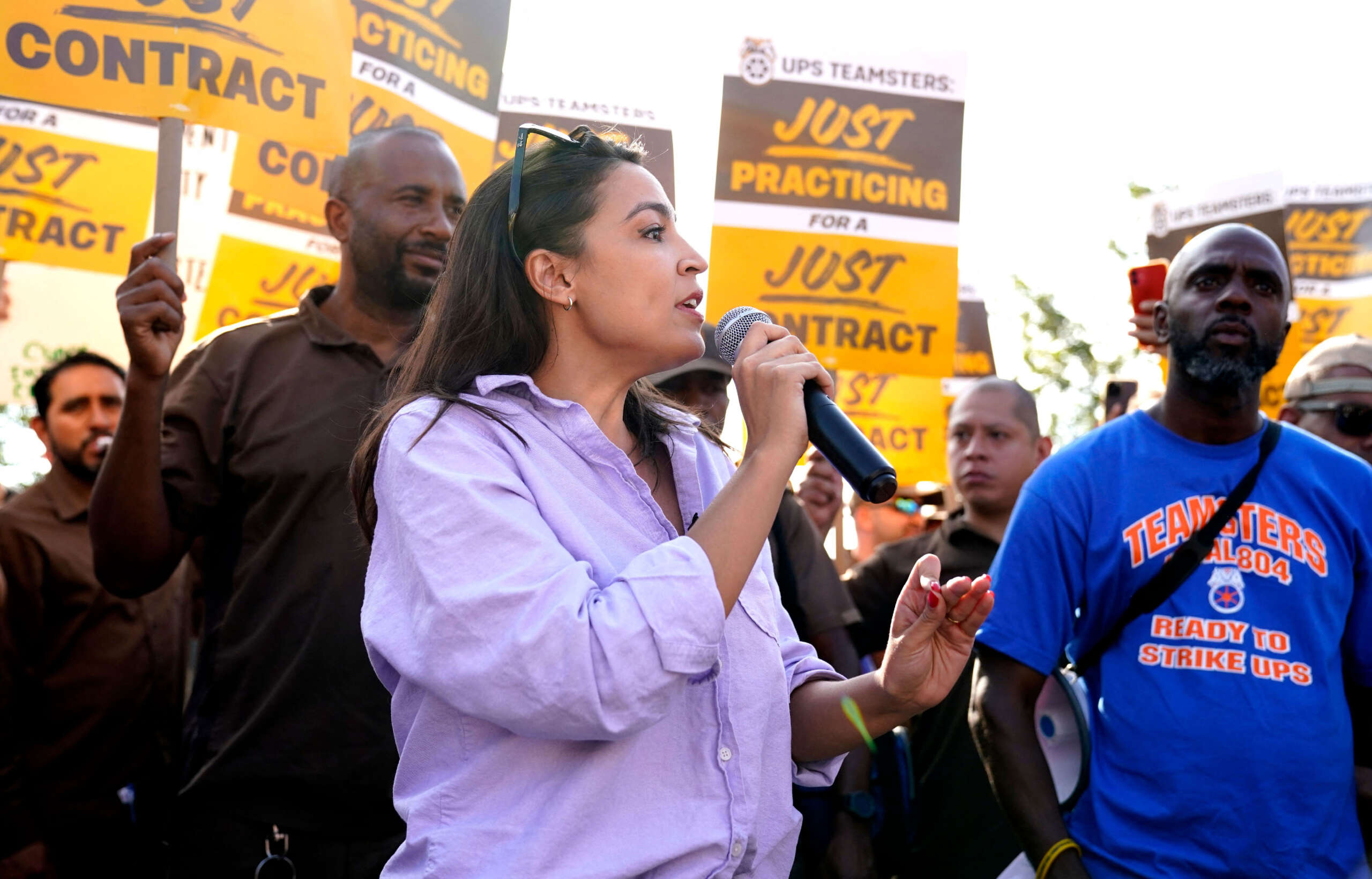 L'AOC condamne UPS pour avoir refusé de payer équitablement les travailleurs lors d'un rassemblement avec les Teamsters