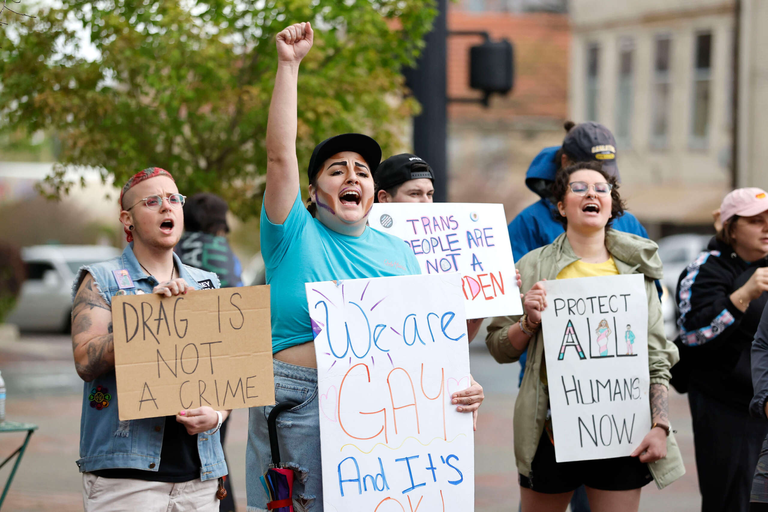La législature de Caroline du Nord annule les veto du gouverneur sur les projets de loi anti-trans