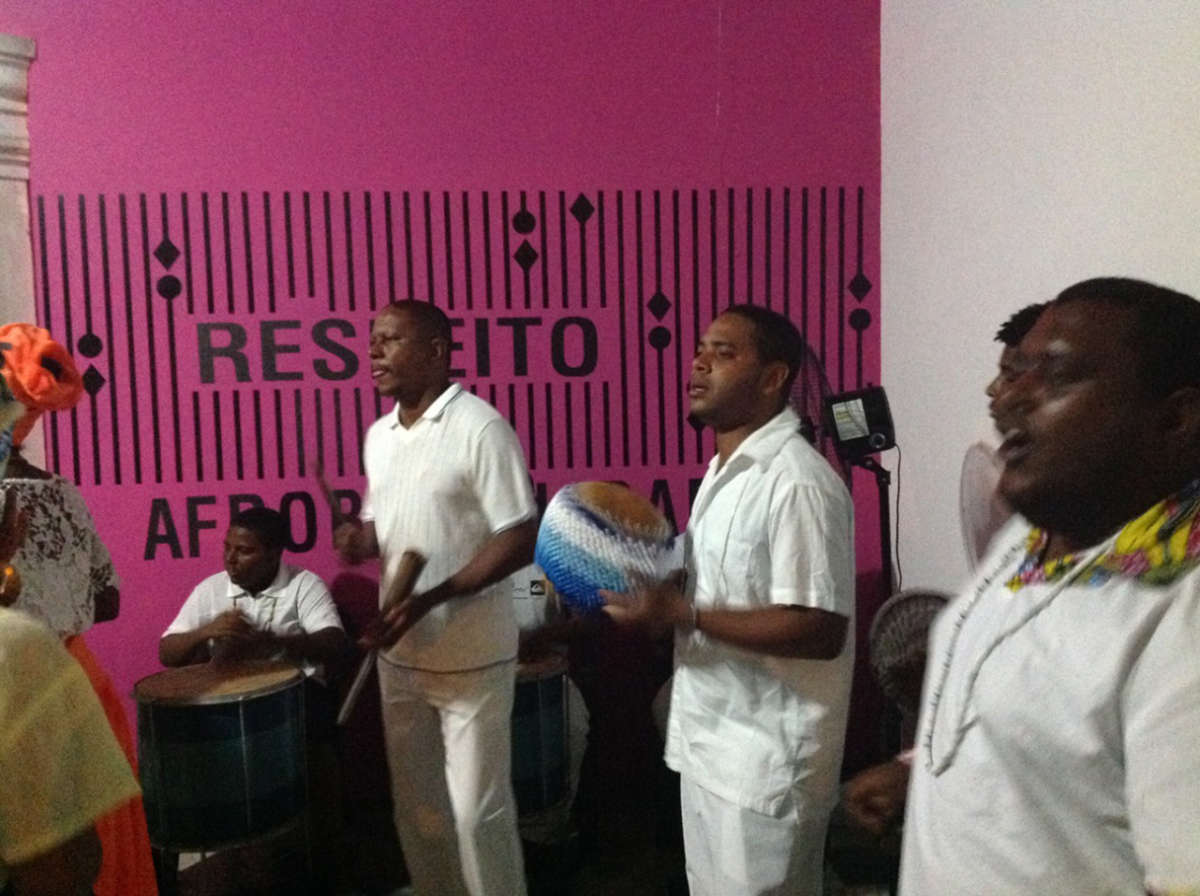 Des membres de l'Ilê Iemanjá Ogunté interprètent des chants sacrés au Museu da Abolição de Recife, Pernambuco, Brésil. 