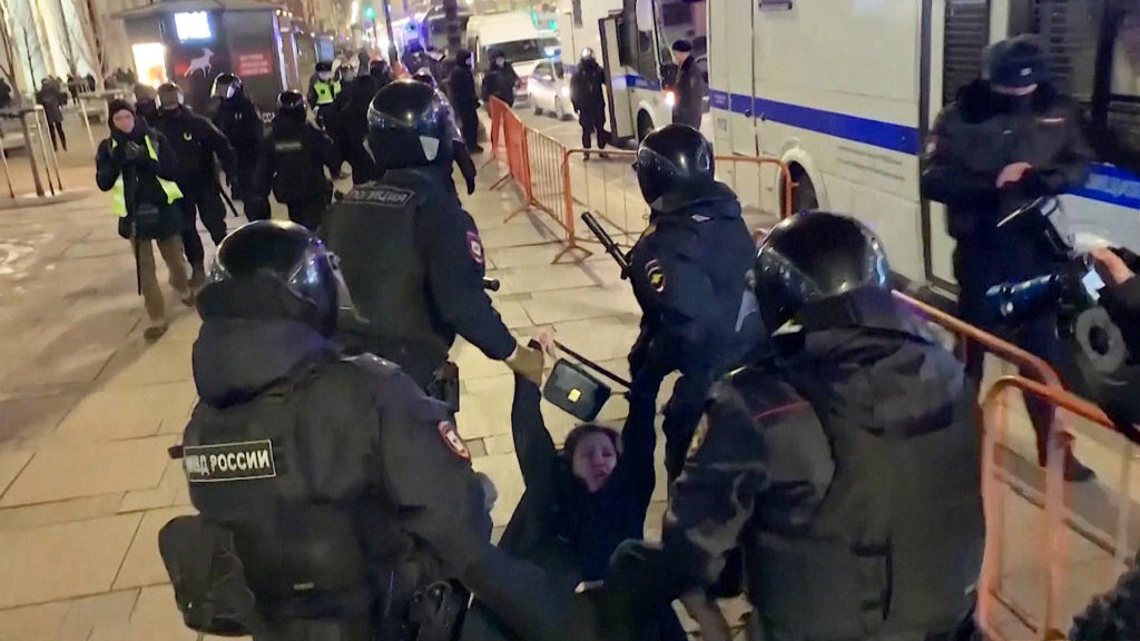 La police russe a arrêté plus de 8 000 manifestants anti-guerre en 8 jours