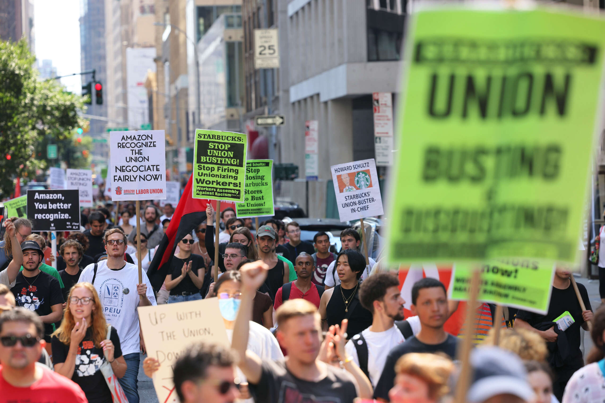 Le NLRB accuse Amazon d'avoir illégalement appelé la police contre les travailleurs pour écraser la campagne syndicale