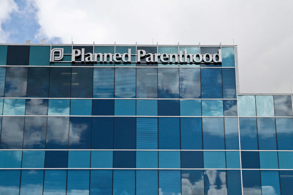 Le Texas poursuit Planned Parenthood pour 1,8 milliard de dollars sur 17 millions de dollars en paiements Medicaid