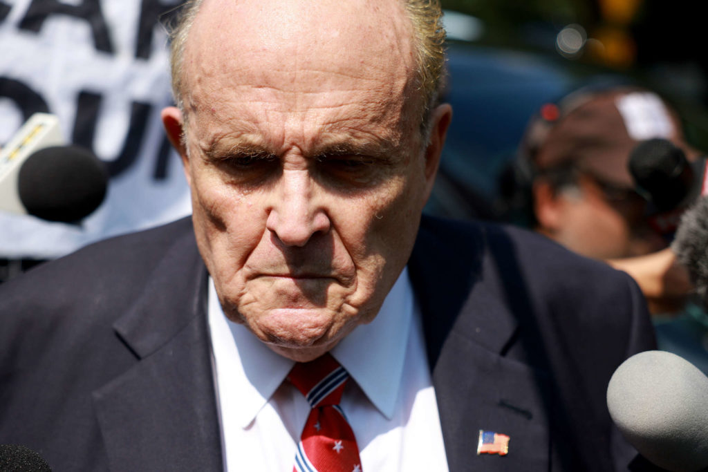 Le juge se prononce contre Giuliani dans une affaire de diffamation intentée par des travailleurs électoraux