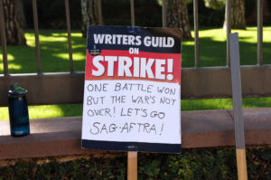 Les écrivains hollywoodiens s'apprêtent à voter sur un nouveau contrat après avoir mis fin à une grève de 148 jours