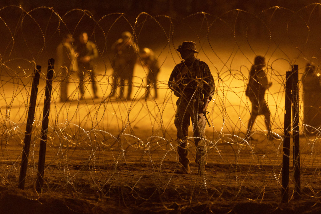 Les gouverneurs du GOP envoient des forces de la Garde nationale et des soldats d'État à la frontière entre le Texas et le Mexique