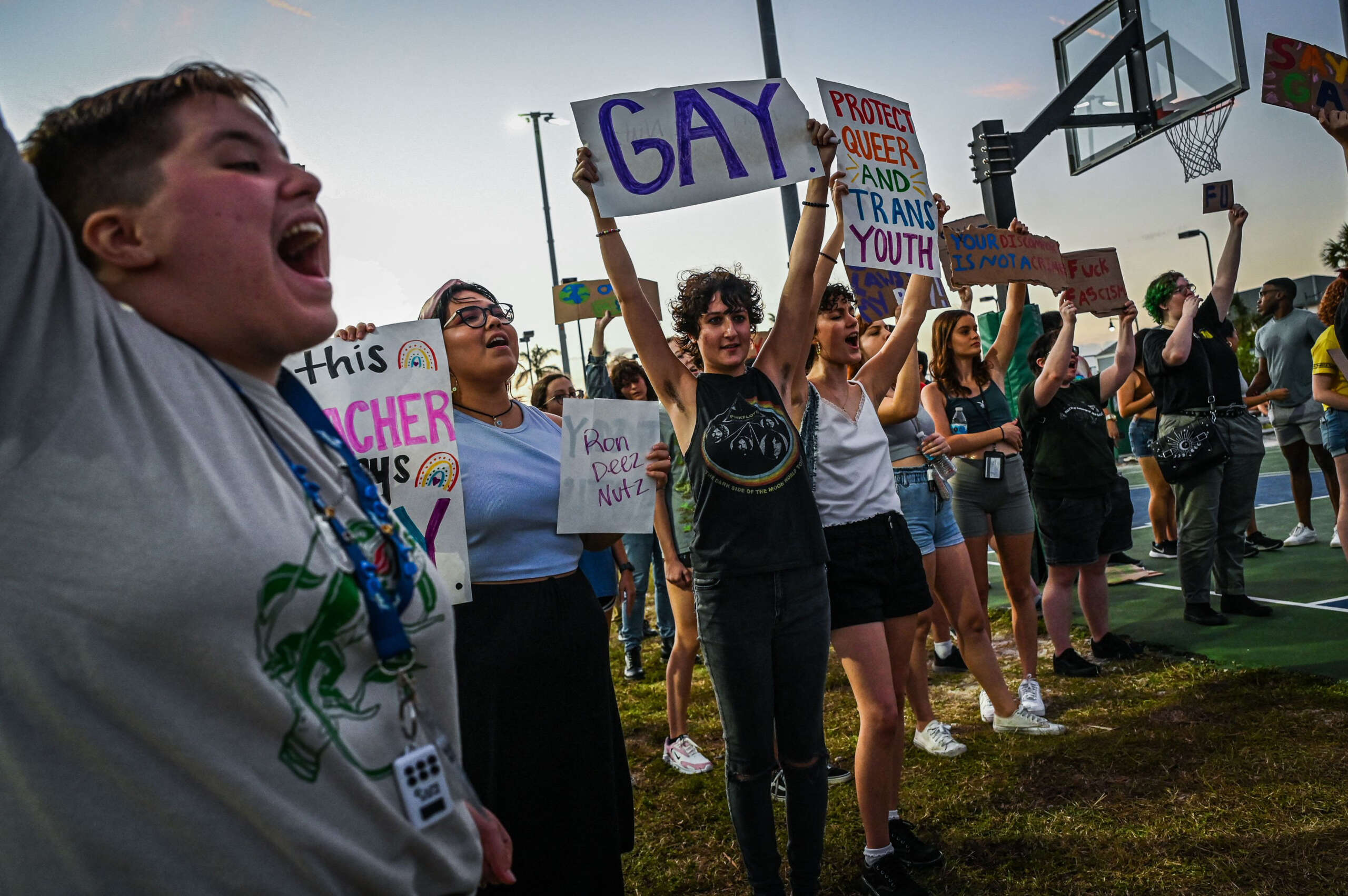 Les groupes LGBTQ et de défense des droits des immigrants publient des avis aux voyageurs pour la Floride