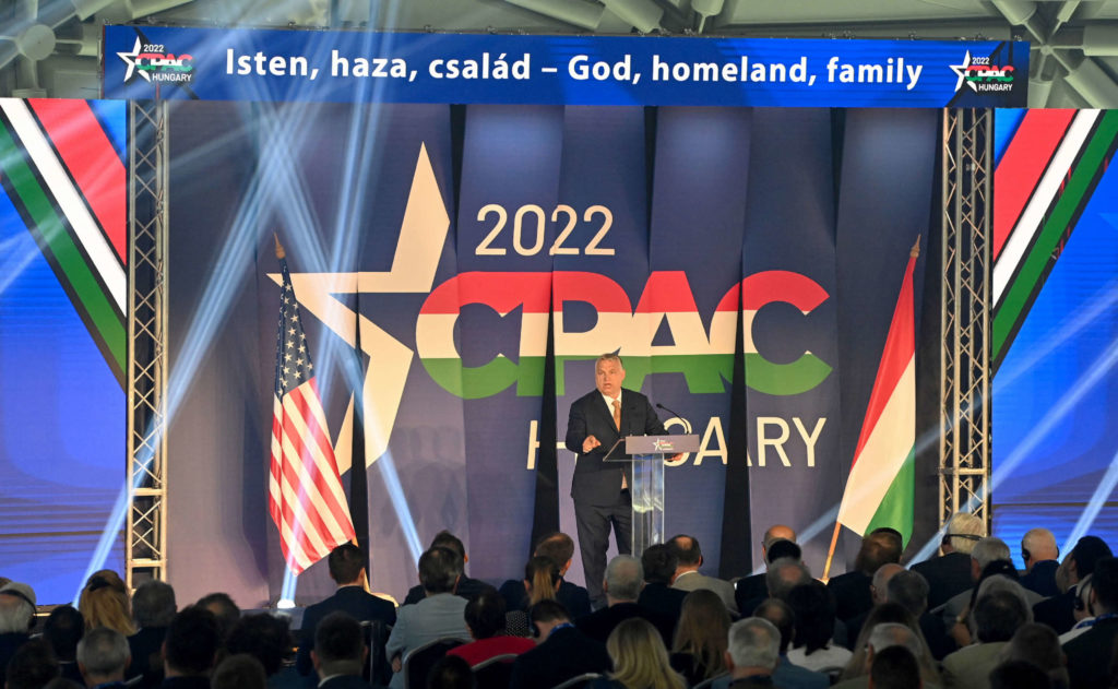 Les intervenants de CPAC en Hongrie adoptent le projet d’une « vaste conspiration de droite »