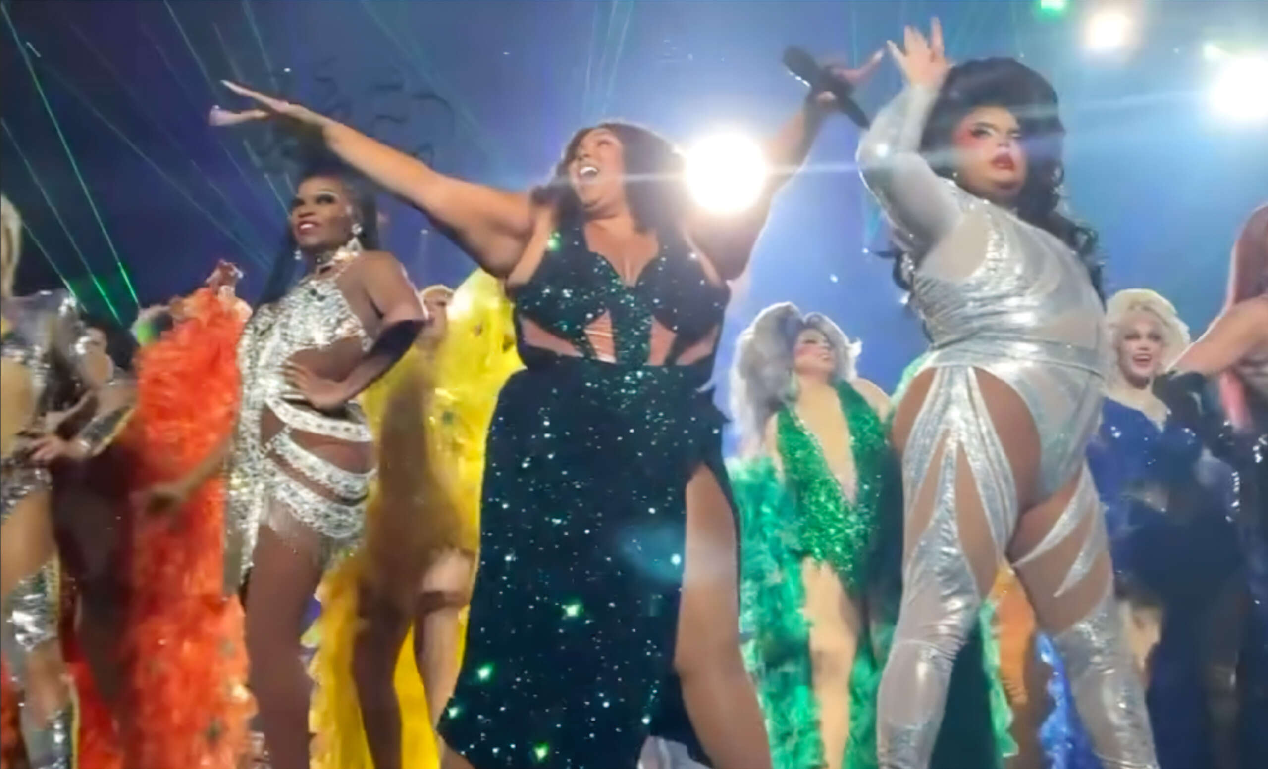 Lizzo se produit avec des Drag Queens au mépris de l'interdiction à l'échelle de l'État du Tennessee