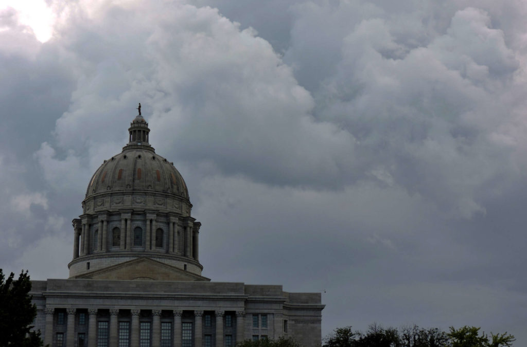 « Nulement inconstitutionnelle » : Missouri AG limite les soins de santé trans pour tous les âges