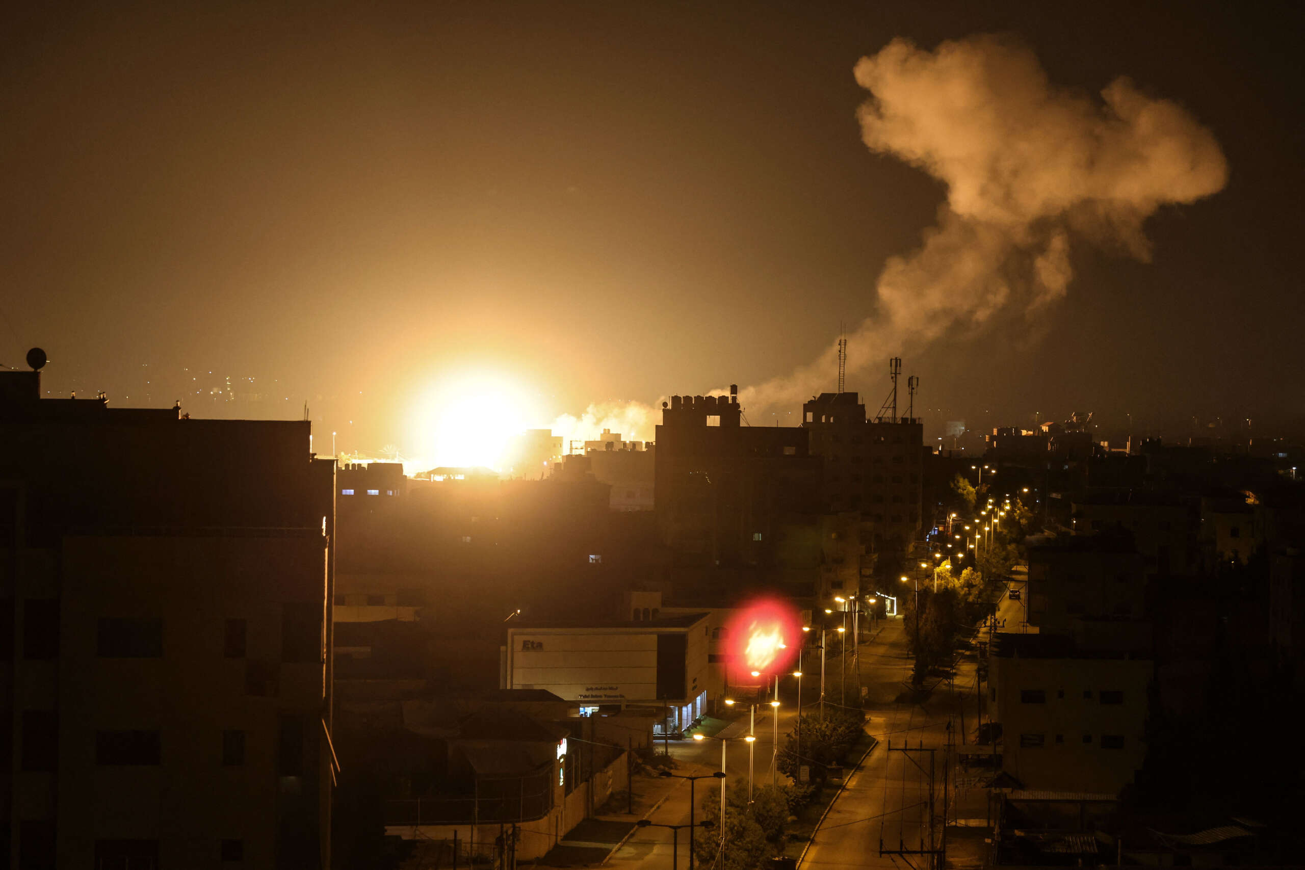 Quelques heures après avoir tué des Palestiniens lors d’un raid dans un camp de réfugiés, les forces israéliennes bombardent Gaza
