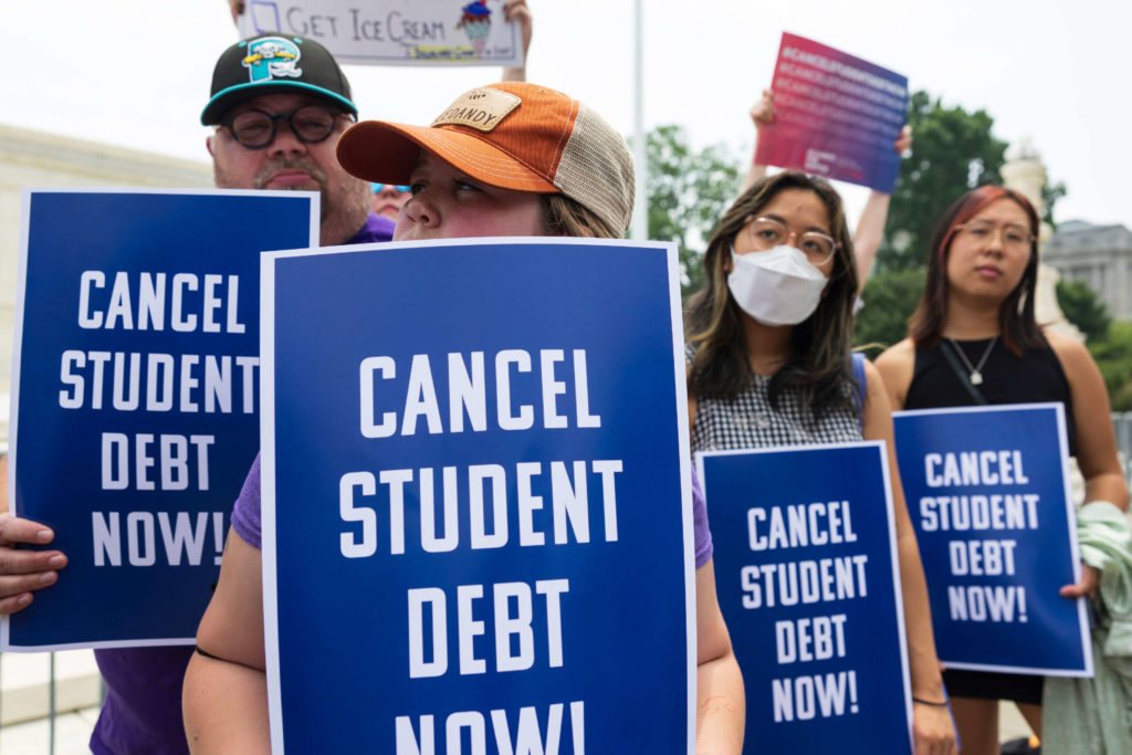 Un juge se prononce contre les efforts des groupes de réflexion de droite visant à bloquer l’allègement de la dette étudiante
