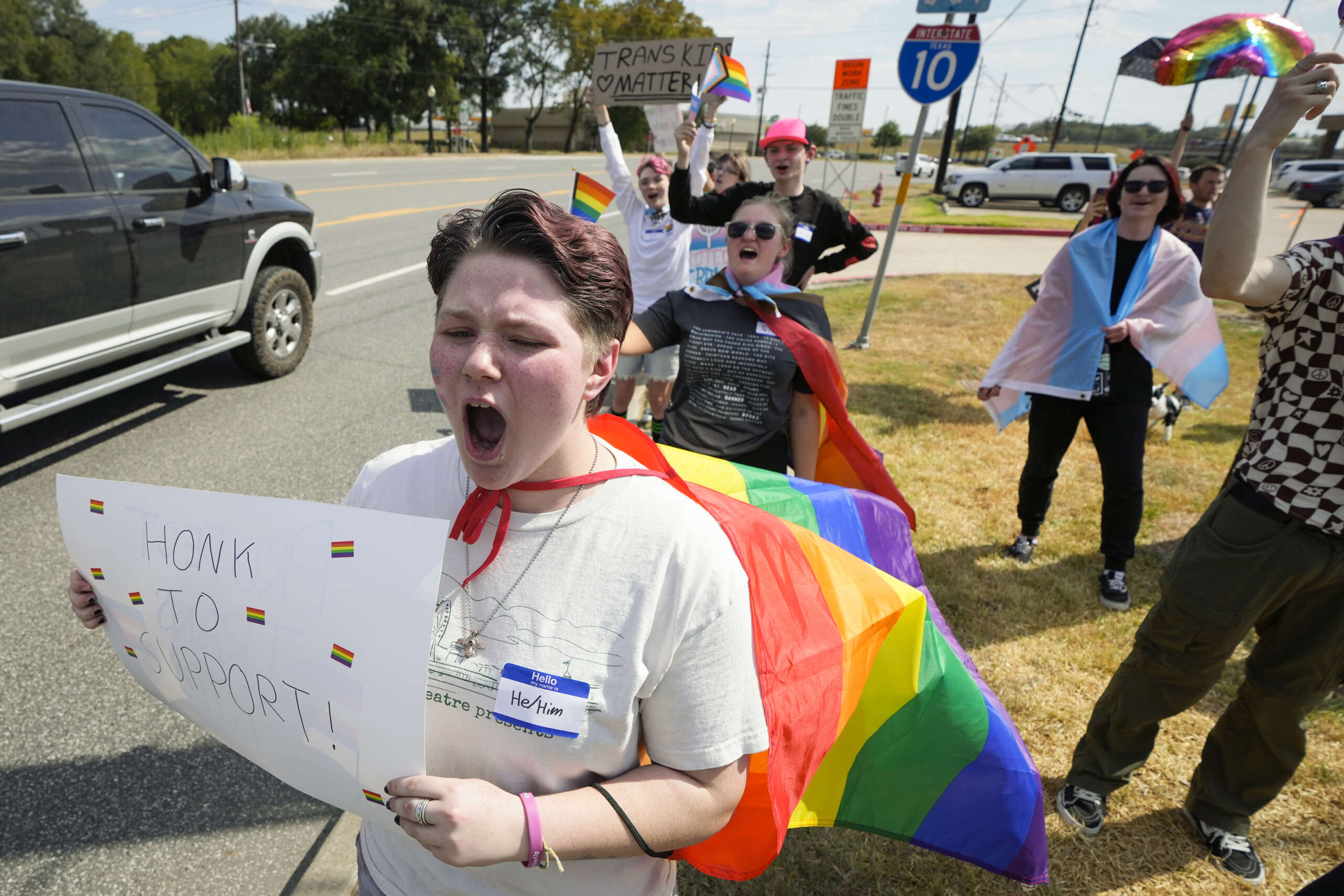 Un nouveau sondage montre une réaction massive du public face aux politiques scolaires anti-LGBTQ