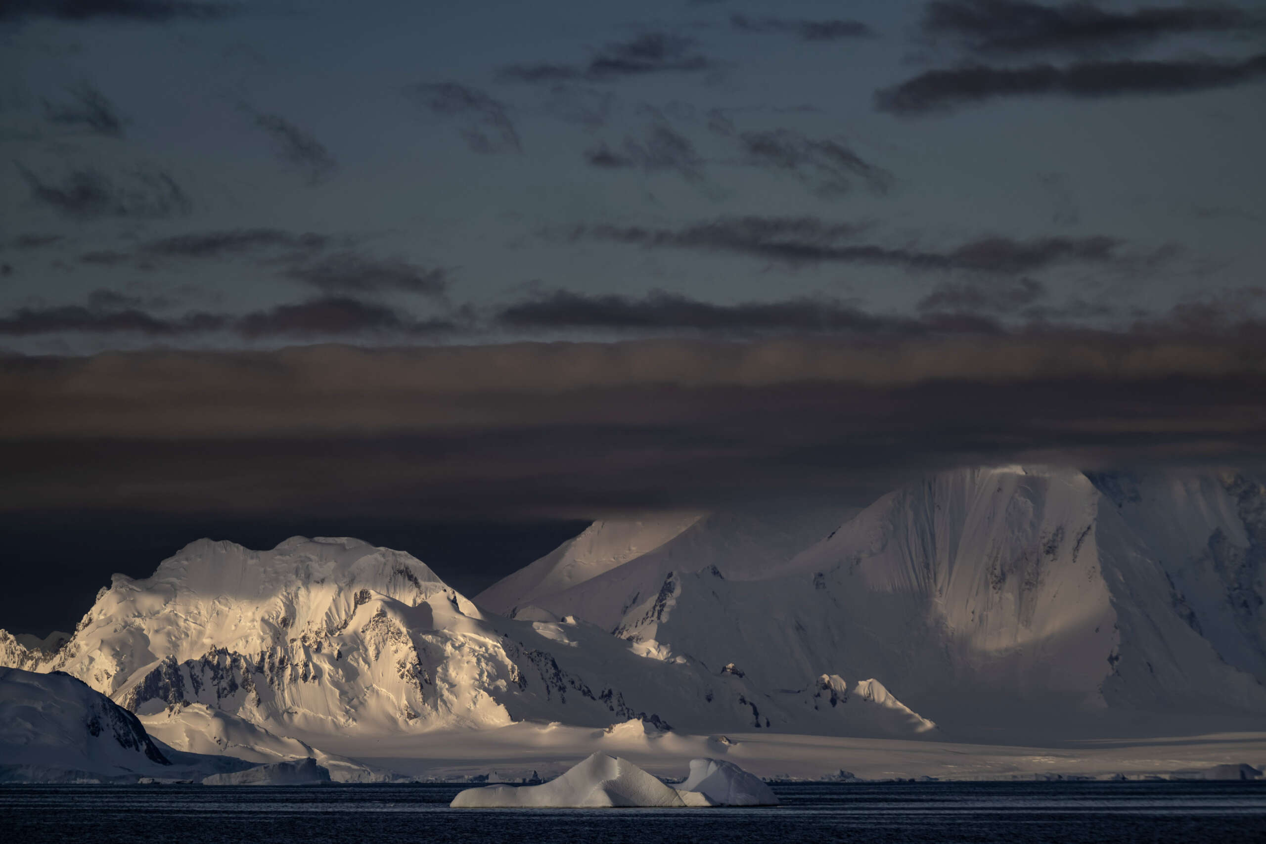 Une étude indique que les émissions de combustibles fossiles doivent diminuer pour donner une chance de survie à l'Antarctique
